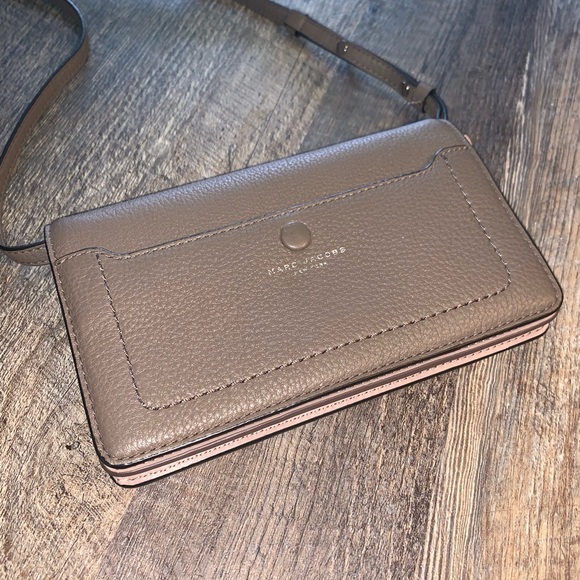 MARC JACOBS Convertible Crossbody/Wallet - Picture 3 of 7